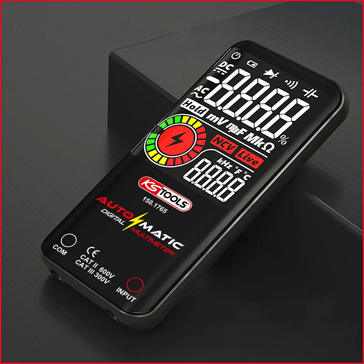 Digitalmultimeter in Schwarz mit rotem Rahmen. Deutliche Anzeige der Werte auf dem Display. Oben steht KS TOOLS, Automatic Digital Multimeter.